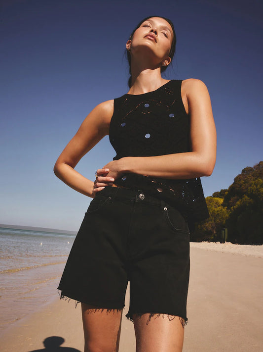 Schwarz - Split Hem High Rise Denim Shorts